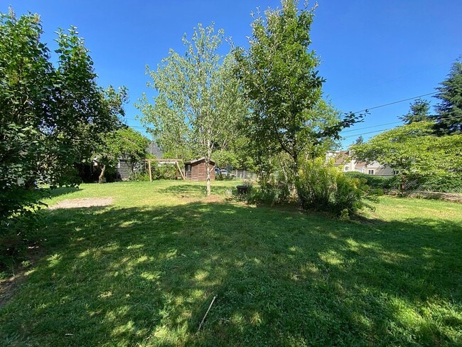 Building Photo - Lovely Cully Home with Bonus Loft, Basemen...