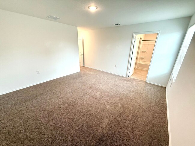 Building Photo - AVAILABLE NOW! 4 Bedroom / 2 Bath Home In ...