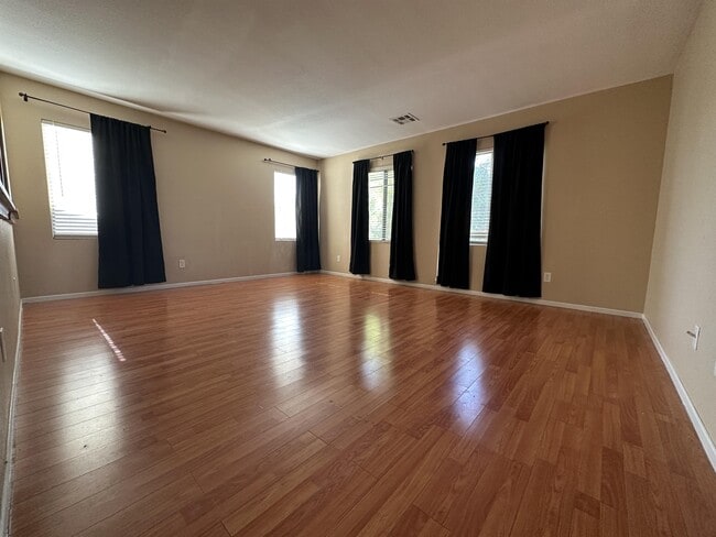 Building Photo - 5537 Spruce Hill Ct