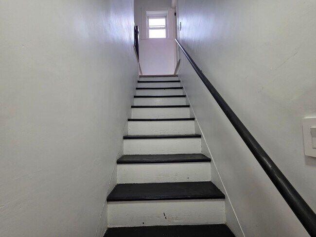 Building Photo - Space 3 bed 1 bath house for rent in Braddock!