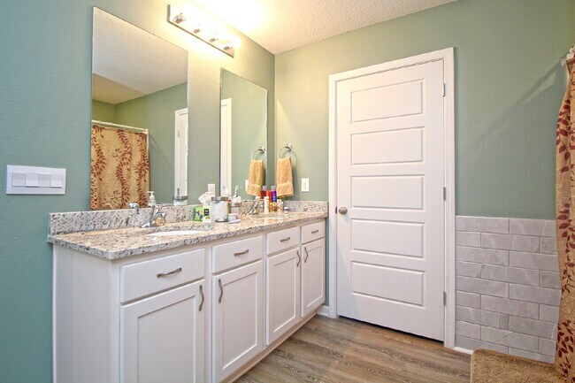 Building Photo - Modern 5BR/3BA Home in Birch Run with Solar Panels, Open Concept Design & Bonus Living Space