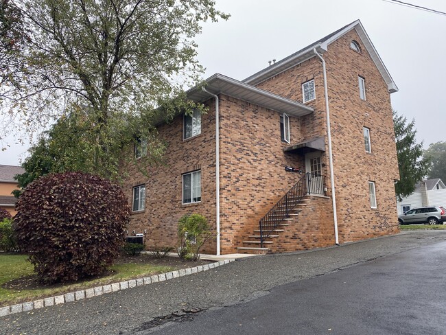 Building - 156 Roseland Ave