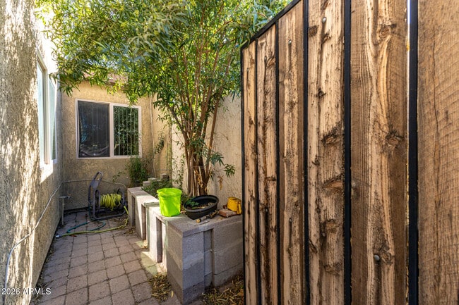 Building Photo - 911 S Hacienda Dr