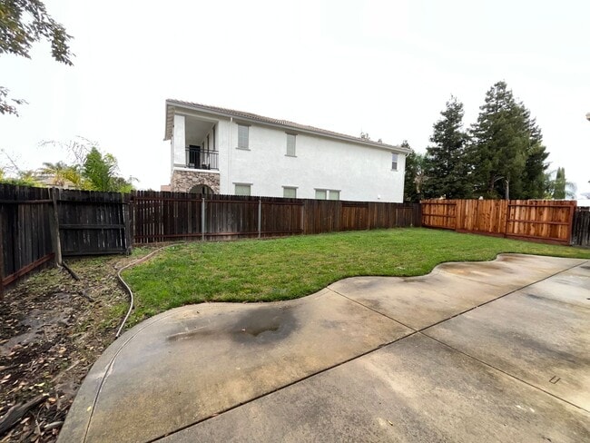 Building Photo - Exceptional 4BR/3BA/3 Car Tandem Garage in...