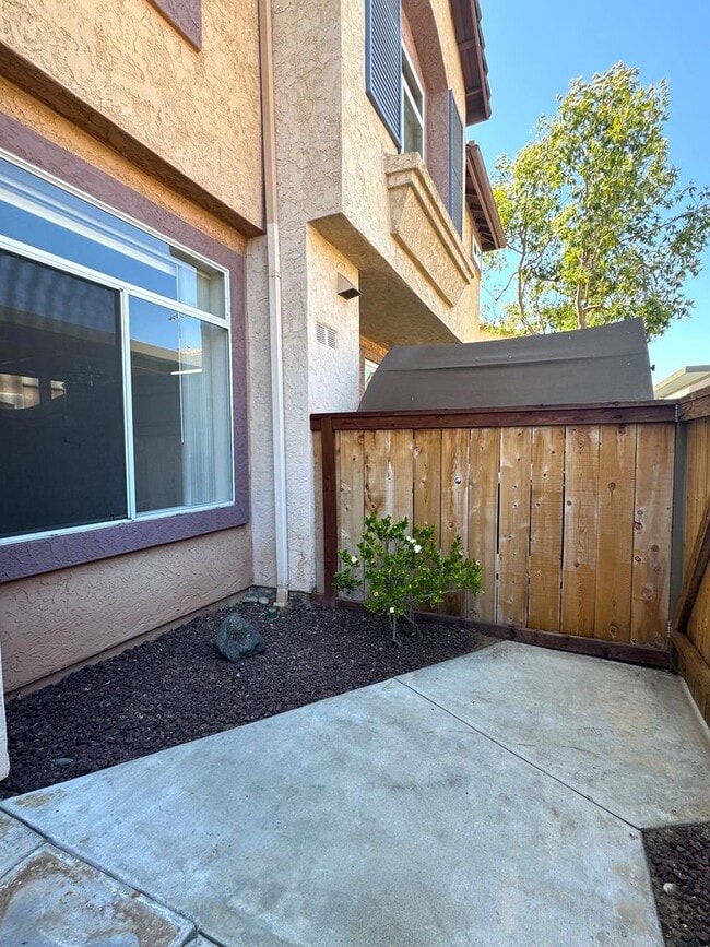Building Photo - Beautifully Upgraded 2 Bed / 2.5 Bath Townhome in Tristan Community – Rancho San Diego