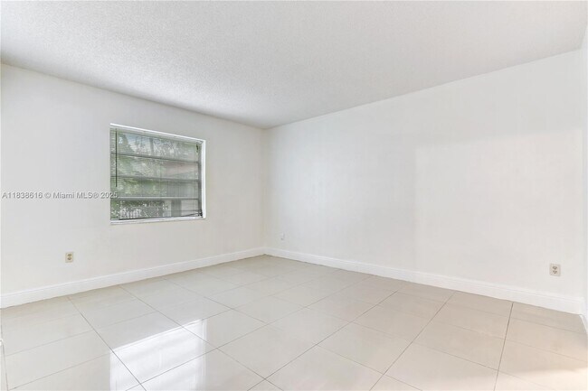 Building Photo - 2201 Brickell Ave