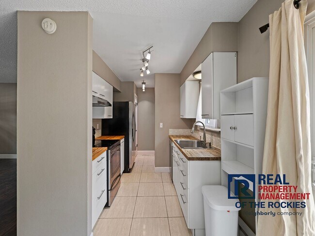 Building Photo - Charming 3-Bed, 1.5-Bath Home in Desirable West Fort Collins!