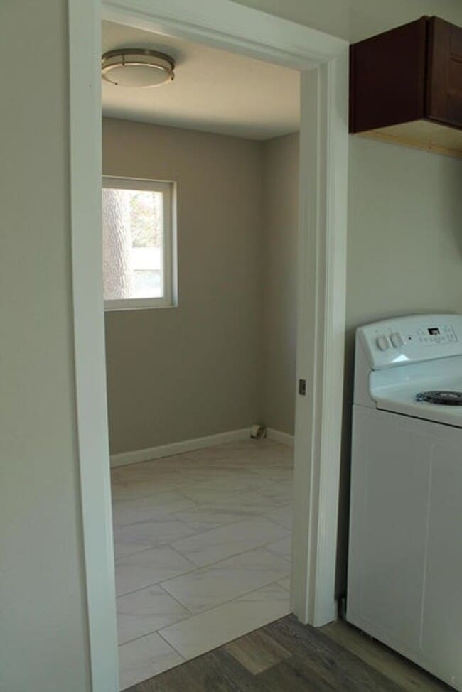 Building Photo - Modern Charm Meets Prime Location!