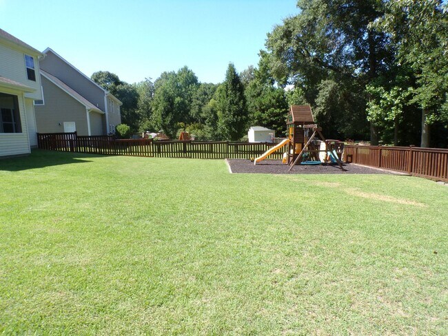 Building Photo - 4 Bedroom 2.5 Bathroom located in Old Mill...