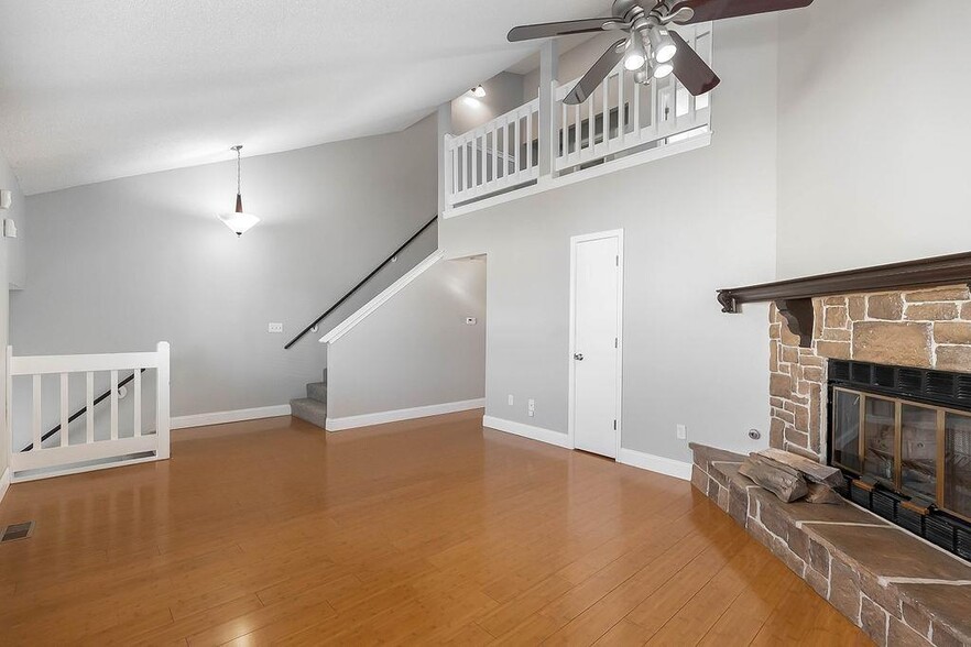 Building Photo - 1425 Martway Cir