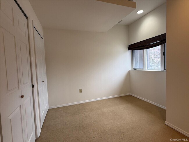 Building Photo - 130 S Middle Neck Rd