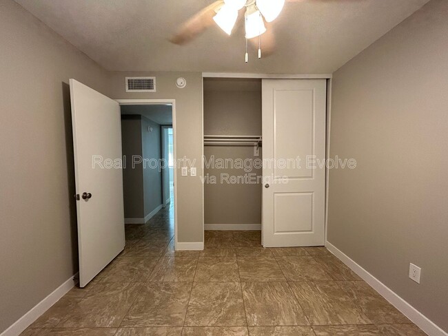 Building Photo - 3416 S Westfall Ave