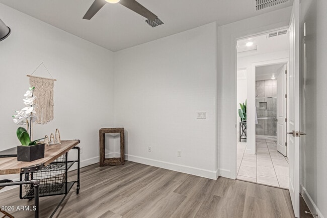 Building Photo - 18455 W Sandlewood Dr