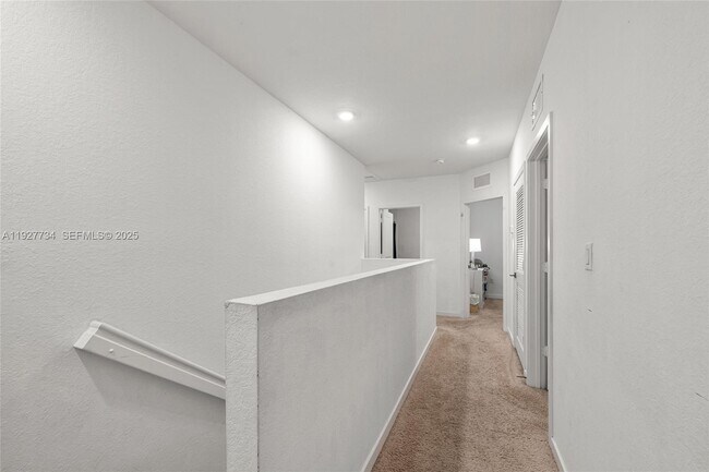 Building Photo - 525 NE 6th Pl