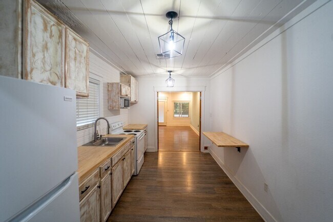 Building Photo - Available Now Near Downtown!