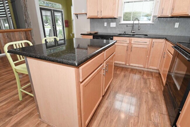 Building Photo - Spacious 4-Bedroom Haven with 2.5 Baths and Nearly 3,000 Sq Ft of Comfort in Indianapolis!
