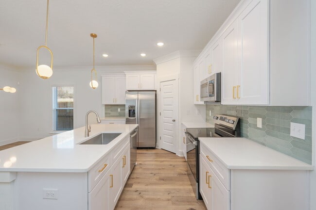 Building Photo - 807A Cedar Ave S