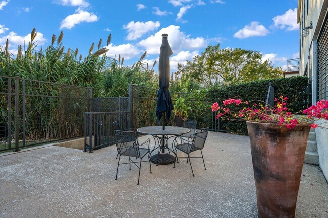 Building Photo - 102 Quitman St