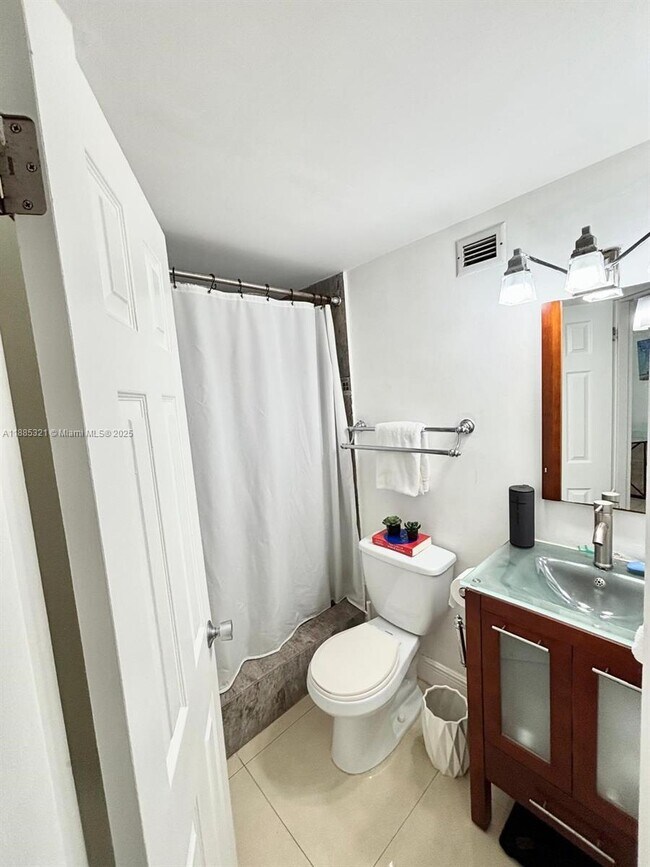 Building Photo - 801 Brickell Bay Dr