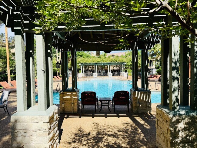 Building Photo - Enjoy resort-style living in this stylish ...