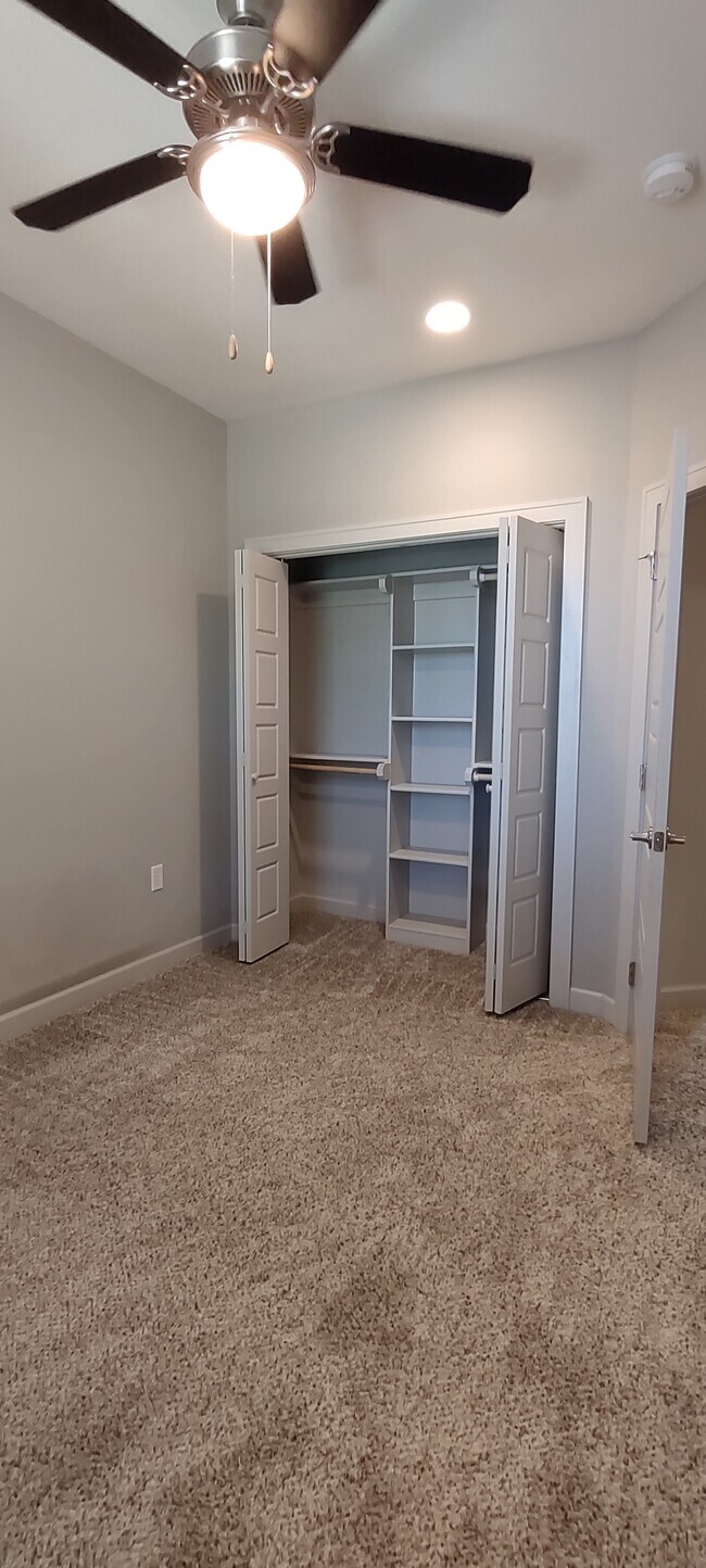 Building Photo - 15881 Valley View Dr