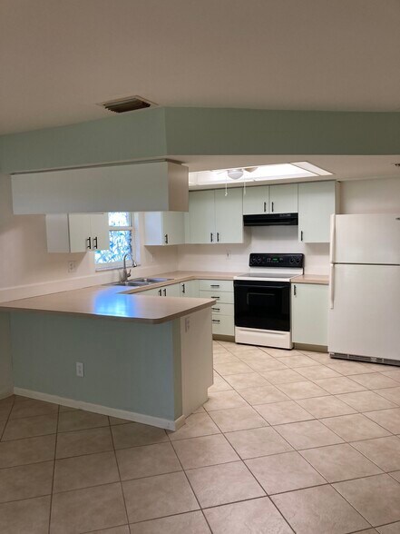 Building Photo - 1344 SE 1st Pl