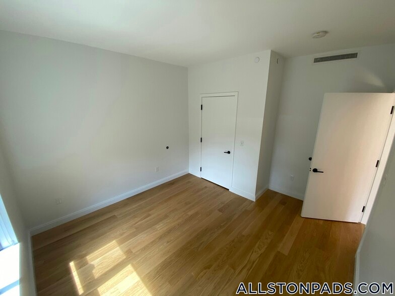 Building Photo - 83 Gardner St