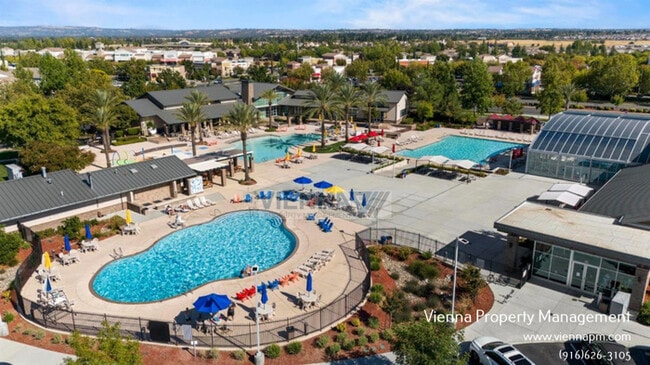 Building Photo - 829 Courtyards Loop