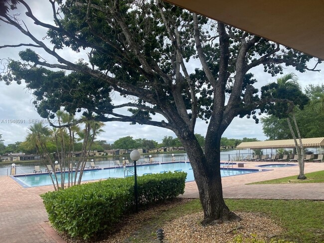 Building Photo - 412 Briarwood Cir