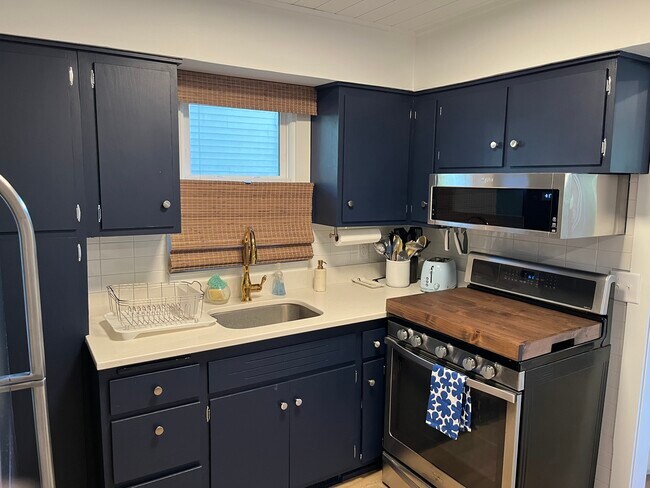 Building Photo - 3975 Sunset Dr