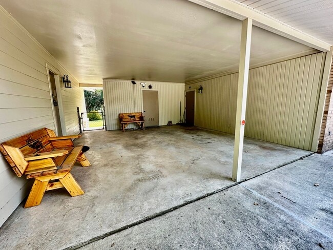 Building Photo - Stunning Riverside Home