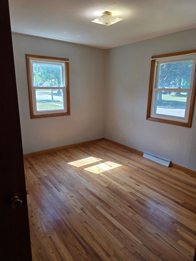 Building Photo - 1005 W Park-