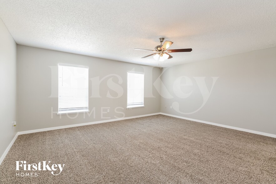 Building Photo - 215 Lobelia Dr