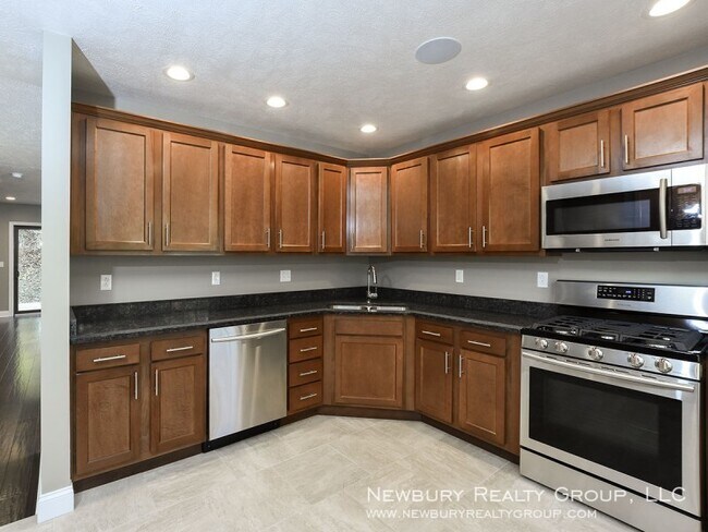 Building Photo - Banksville Place Townhomes