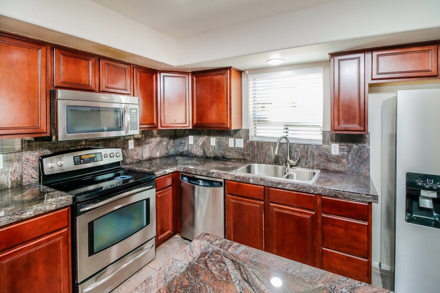 Building Photo - 44852 W Woody Rd