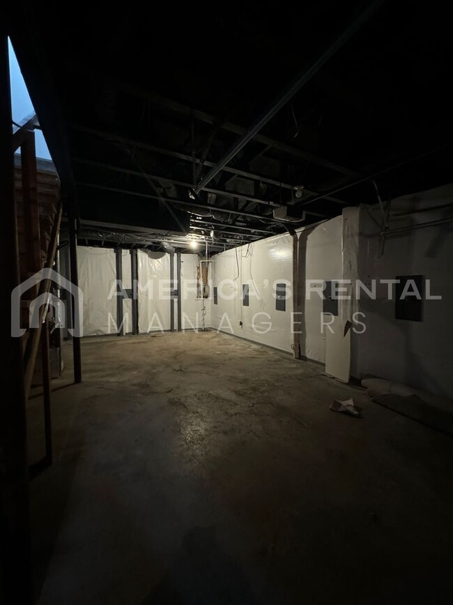 Building Photo - Home available in Homewood! Available to V...