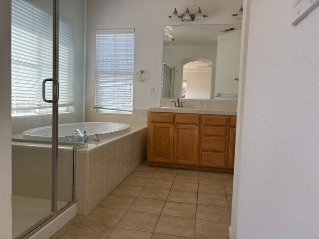Building Photo - Spacious 4 bed/3 bath home in San Ramon