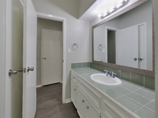 Building Photo - 535 Shady Brook Dr