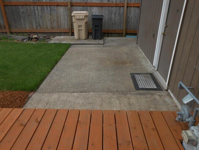 Building Photo - 386 30th Ave SE