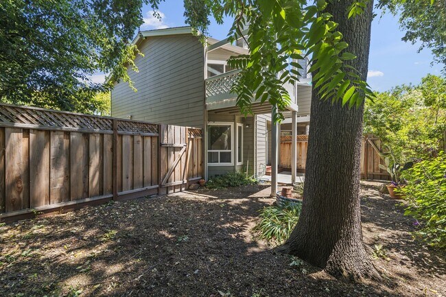 Building Photo - Beautiful 2-Bedroom 2.5Bathroom Mountain View Townhome