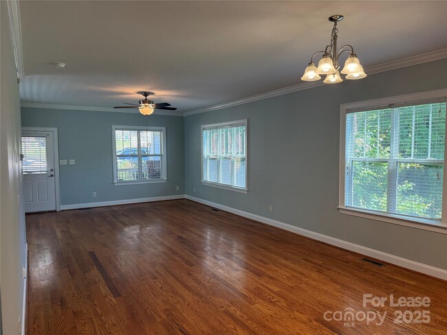 Building Photo - 311 Woodvale Pl
