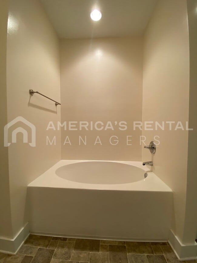 Building Photo - Large Townhome for Rent in Gardendale... Available to View Now!