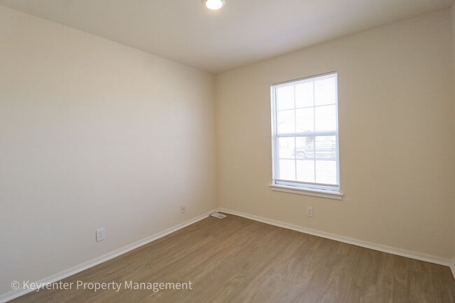 Building Photo - E 31st Ct Duplex