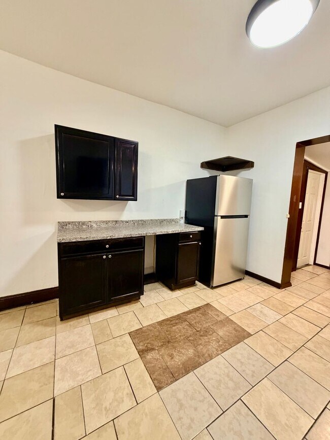 Building Photo - Available Now - Pet-Friendly 3-Bedroom Home in West Parkside