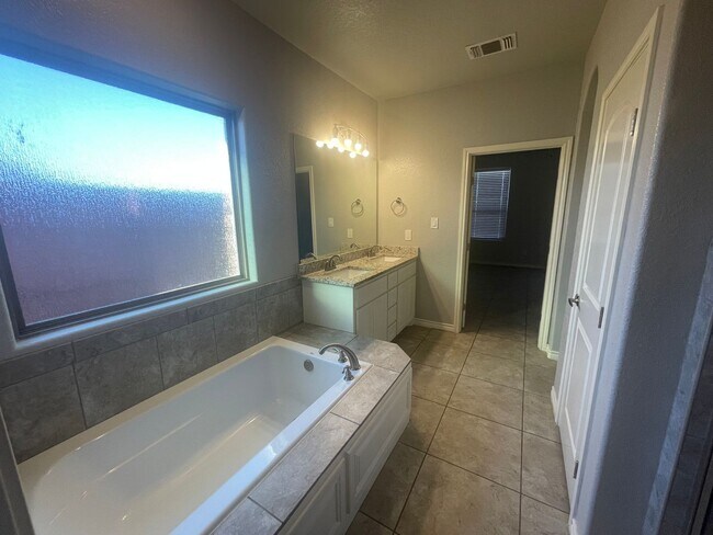 Building Photo - Beautiful Family Home – Perfect for Gatherings!