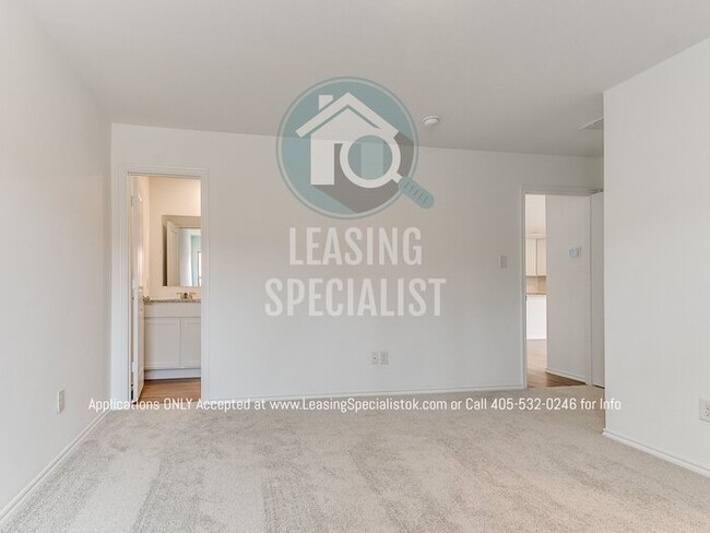 Building Photo - MOVE IN SPECIAL on This Spacious 3 Bed 2 B...