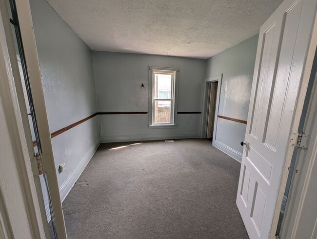 Building Photo - Spacious 1st floor apartment