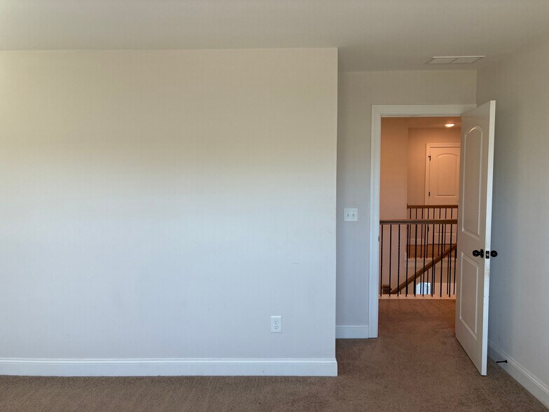 Building Photo - Room in House on Benjamin Dr