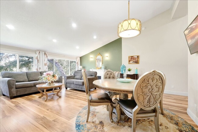 Building Photo - "ALL UTILITIES INCLUDED & Fully Furnished! Stunning 4-Bed, 3-Bath Townhome in Haines City"
