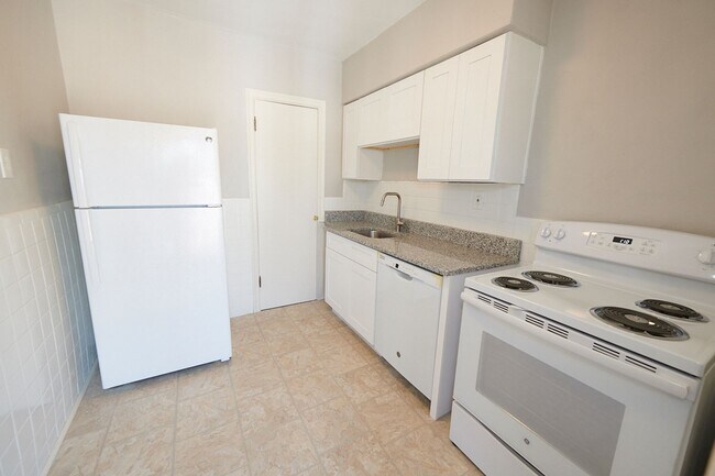 Building Photo - 5823 Lindenwood Ave